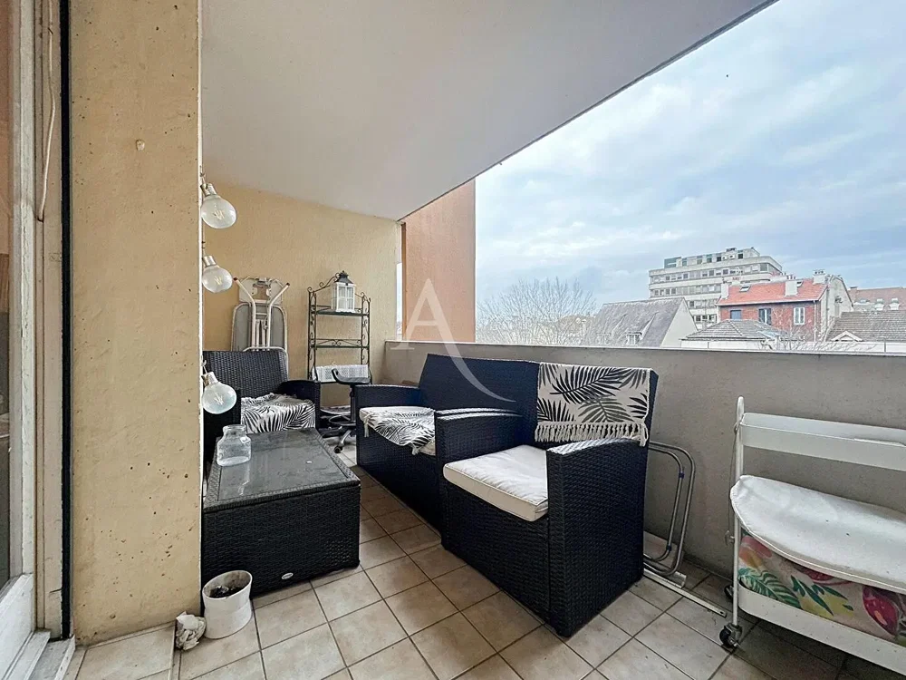 Oturma odası; ahşap zemin, doğal ışık, modern stil, yüksek tavan