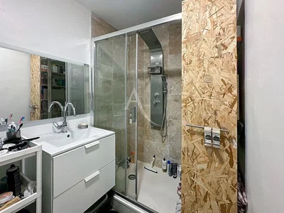 Oturma odası; ahşap zemin, doğal ışık, modern stil, yüksek tavan