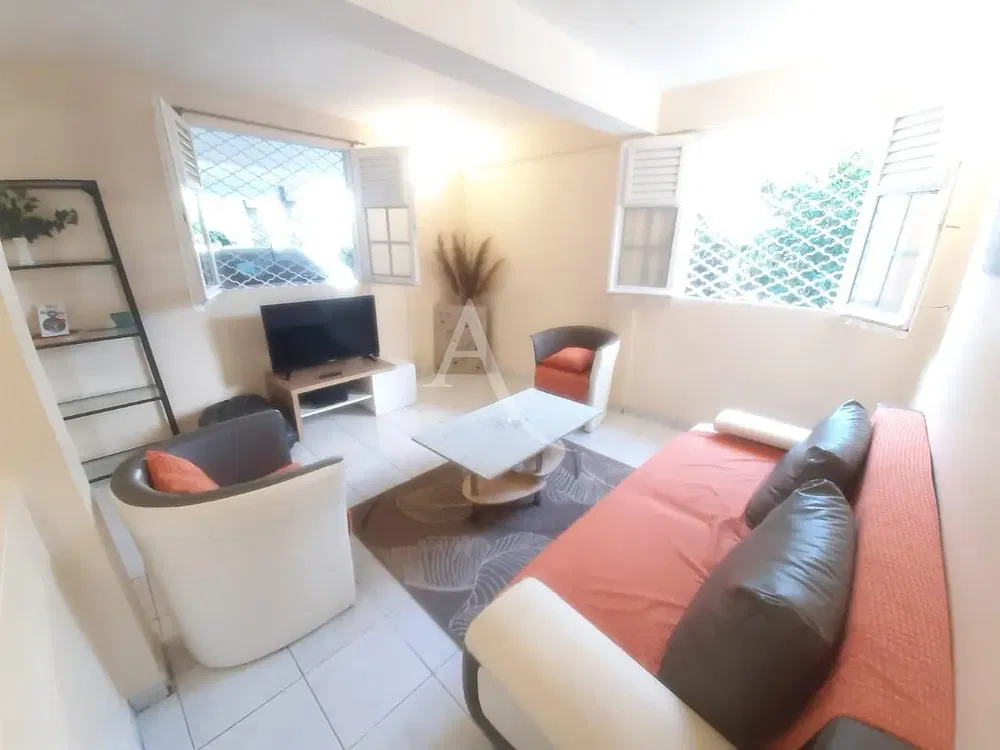 Woonkamer; houten vloer, natuurlijk licht, moderne stijl, hoge plafonds