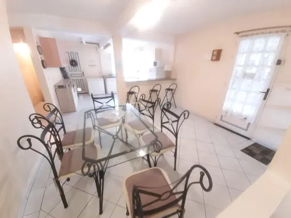 Obývací pokoj; dřevěná podlaha, přirozené světlo, moderní styl, vysoké stropy