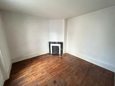 Woonkamer; houten vloer, natuurlijk licht, moderne stijl, hoge plafonds