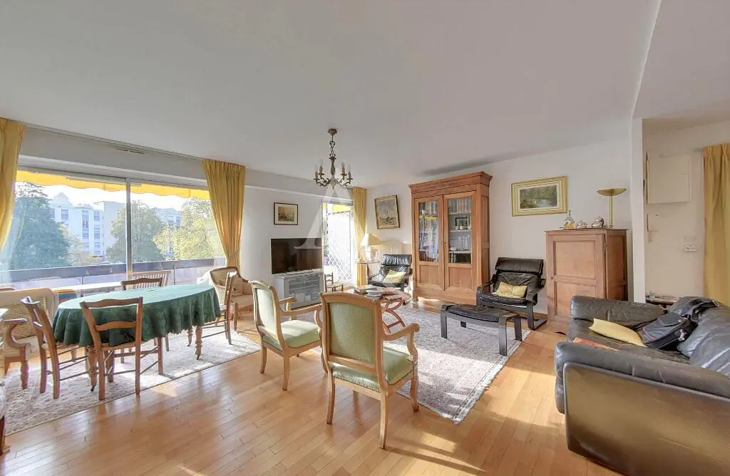 Σαλόνι; ξύλινο πάτωμα, φυσικό φως, μοντέρνο στυλ, ψηλά ταβάνια