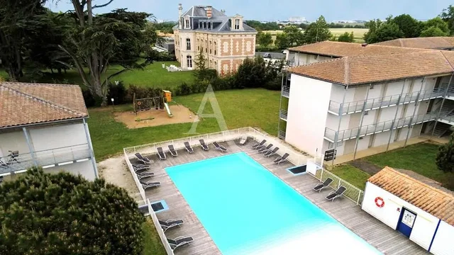 Дневна соба; дрвени под, природно светло, модерни стил, високи плафони