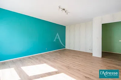 Σαλόνι; ξύλινο πάτωμα, φυσικό φως, μοντέρνο στυλ, ψηλά ταβάνια