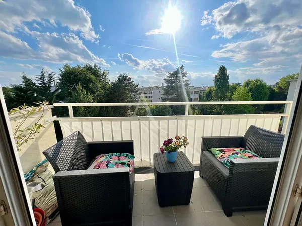 Woonkamer; houten vloer, natuurlijk licht, moderne stijl, hoge plafonds