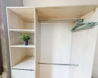 Σαλόνι; ξύλινο πάτωμα, φυσικό φως, μοντέρνο στυλ, ψηλά ταβάνια