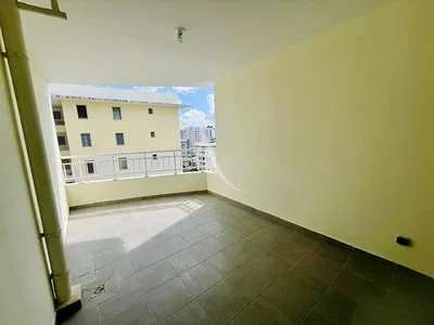 Salon; podłoga drewniana, światło dzienne, styl nowoczesny, wysokie sufity