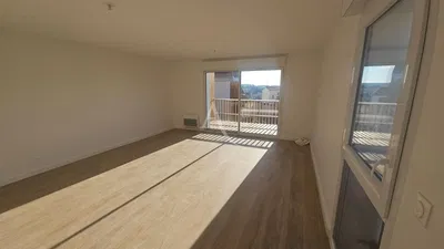 غرفة معيشة; أرضية خشبية, ضوء طبيعي, أسلوب عصري, أسقف عالية