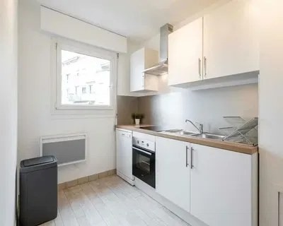 Salon; parquet, lumière naturelle, style moderne, hauteur sous plafond