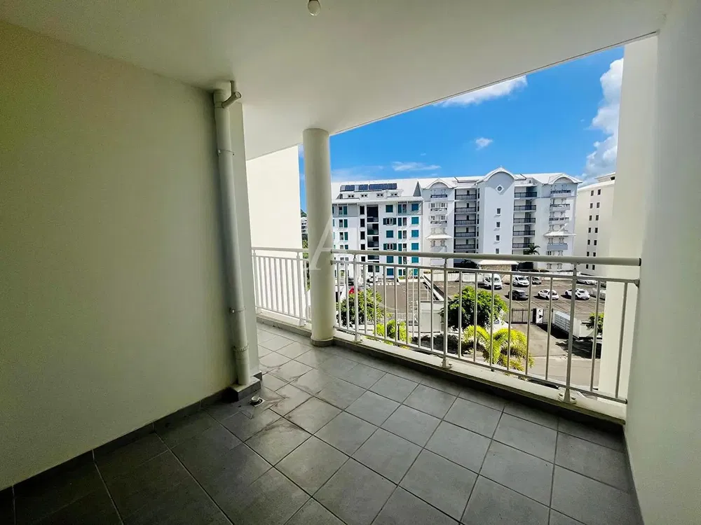 Cuisine; électroménager, parquet, lumière naturelle, style moderne, rénové