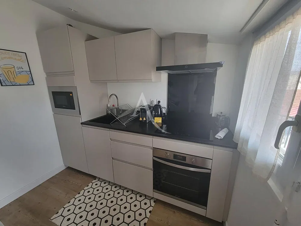 Дневна соба; дрвени под, природно светло, модерни стил, високи плафони