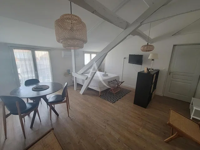 Дневна соба; дрвени под, природно светло, модерни стил, високи плафони