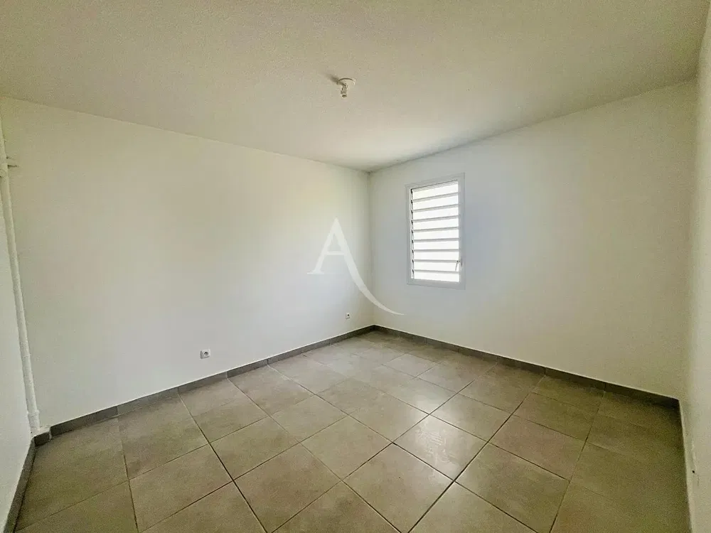 Wohnzimmer; holzboden, tageslicht, moderner stil, hohe decken