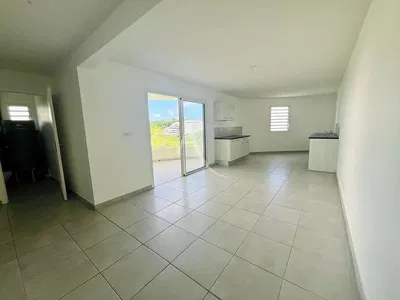 Wohnzimmer; holzboden, tageslicht, moderner stil, hohe decken