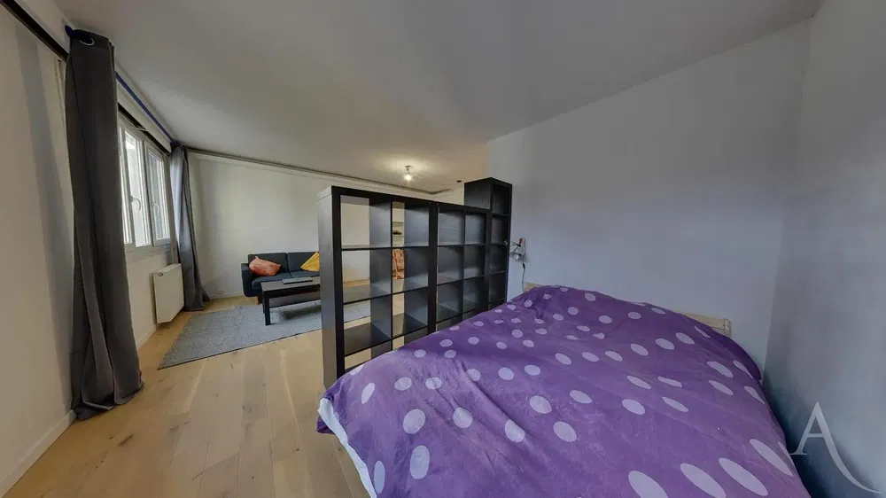 Dnevna soba; drveni pod, prirodno svjetlo, moderni stil, visoki plafoni