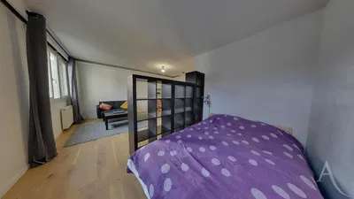 Dnevna soba; drveni pod, prirodno svjetlo, moderni stil, visoki plafoni