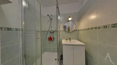 Dnevna soba; drveni pod, prirodno svjetlo, moderni stil, visoki plafoni