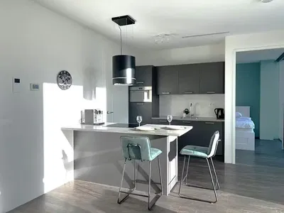 Salón; suelo de madera, luz natural, estilo moderno, techos altos