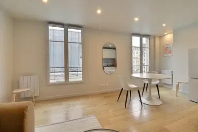 Soggiorno; pavimento in legno, luce naturale, stile moderno, soffitti alti