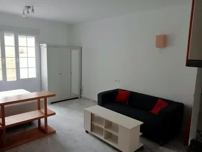 Salon; podłoga drewniana, światło dzienne, styl nowoczesny, wysokie sufity