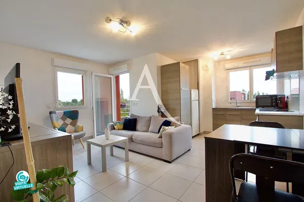 Living room; wood floor, natural light, modern style, high ceiling
