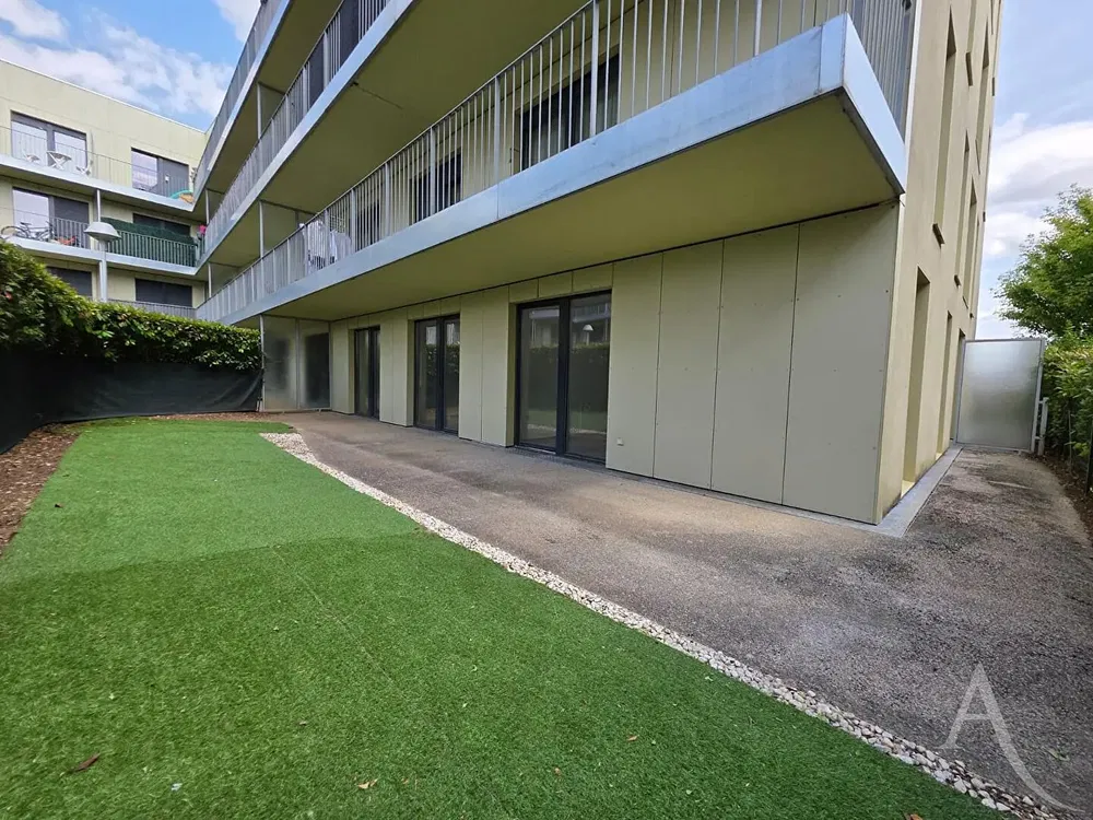 Σαλόνι; ξύλινο πάτωμα, φυσικό φως, μοντέρνο στυλ, ψηλά ταβάνια