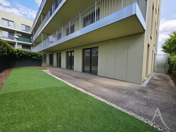 Dnevna soba; drveni pod, prirodno svjetlo, moderni stil, visoki plafoni