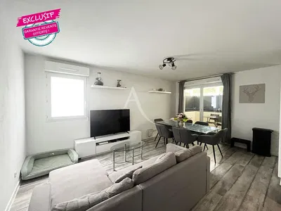 Σαλόνι; ξύλινο πάτωμα, φυσικό φως, μοντέρνο στυλ, ψηλά ταβάνια