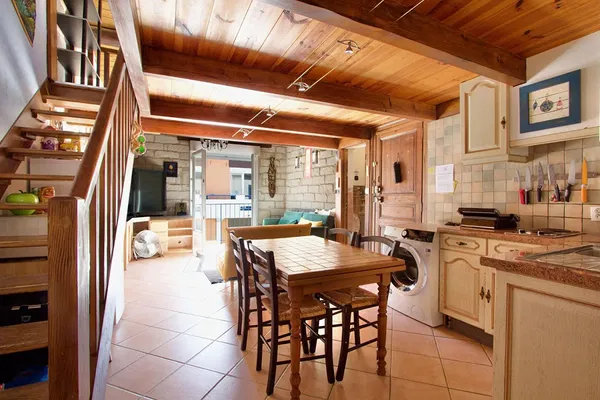 مطبخ; أجهزة المطبخ, أرضية خشبية, ضوء طبيعي, أسلوب عصري, مجدد