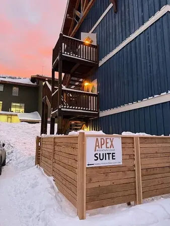 Oturma odası; ahşap zemin, doğal ışık, modern stil, yüksek tavan