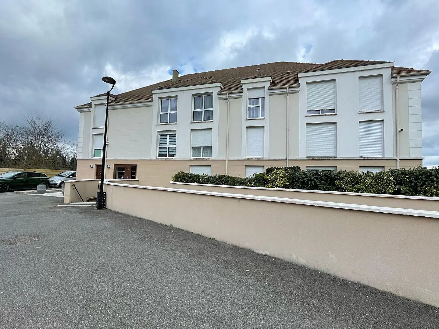 Κουζίνα; συσκευές κουζίνας, ξύλινο πάτωμα, φυσικό φως, μοντέρνο στυλ, ανακαινισμένο