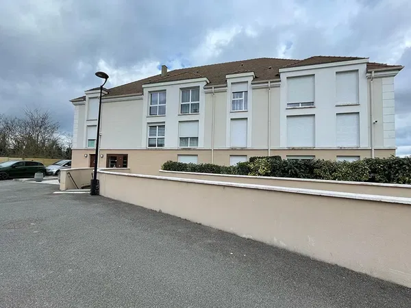 Κουζίνα; συσκευές κουζίνας, ξύλινο πάτωμα, φυσικό φως, μοντέρνο στυλ, ανακαινισμένο