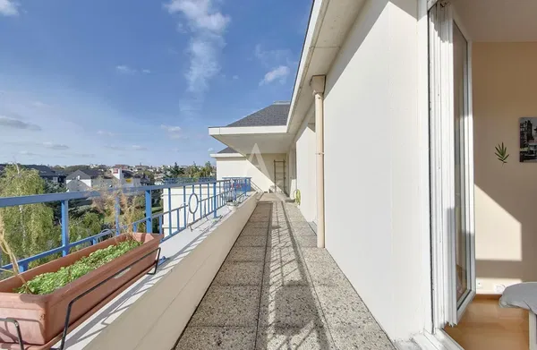 Σαλόνι; ξύλινο πάτωμα, φυσικό φως, μοντέρνο στυλ, ψηλά ταβάνια