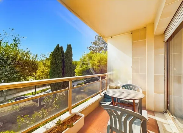 Wohnzimmer; holzboden, tageslicht, moderner stil, hohe decken