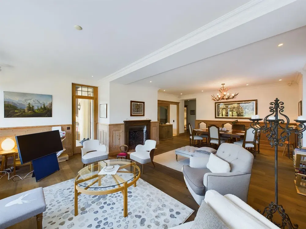 Wohnzimmer; holzboden, tageslicht, moderner stil, hohe decken