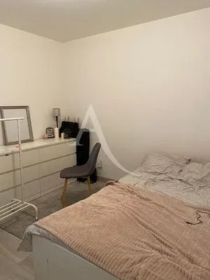 Obývačka; drevená podlaha, prirodzené svetlo, moderný štýl, vysoké stropy