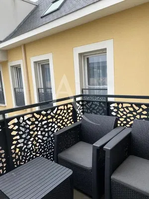 Obývačka; drevená podlaha, prirodzené svetlo, moderný štýl, vysoké stropy