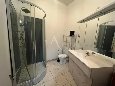 Cozinha; eletrodomésticos, chão de madeira, luz natural, estilo moderno, renovado