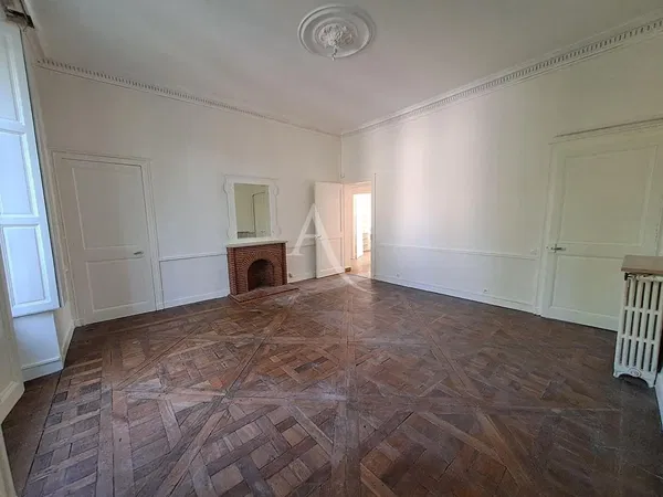 Wohnzimmer; holzboden, tageslicht, moderner stil, hohe decken