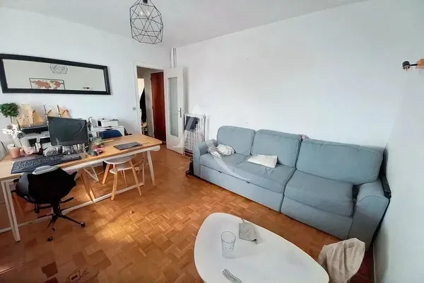 Living room; wood floor, natural light, modern style, high ceiling