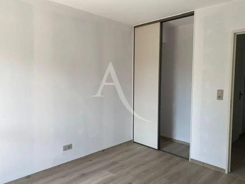 Oturma odası; ahşap zemin, doğal ışık, modern stil, yüksek tavan