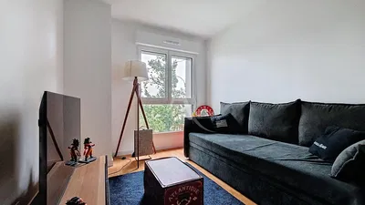 Dnevna soba; drveni pod, prirodno svjetlo, moderni stil, visoki plafoni