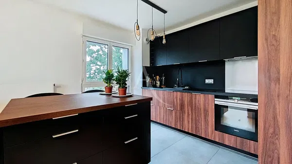 Soggiorno; pavimento in legno, luce naturale, stile moderno, soffitti alti