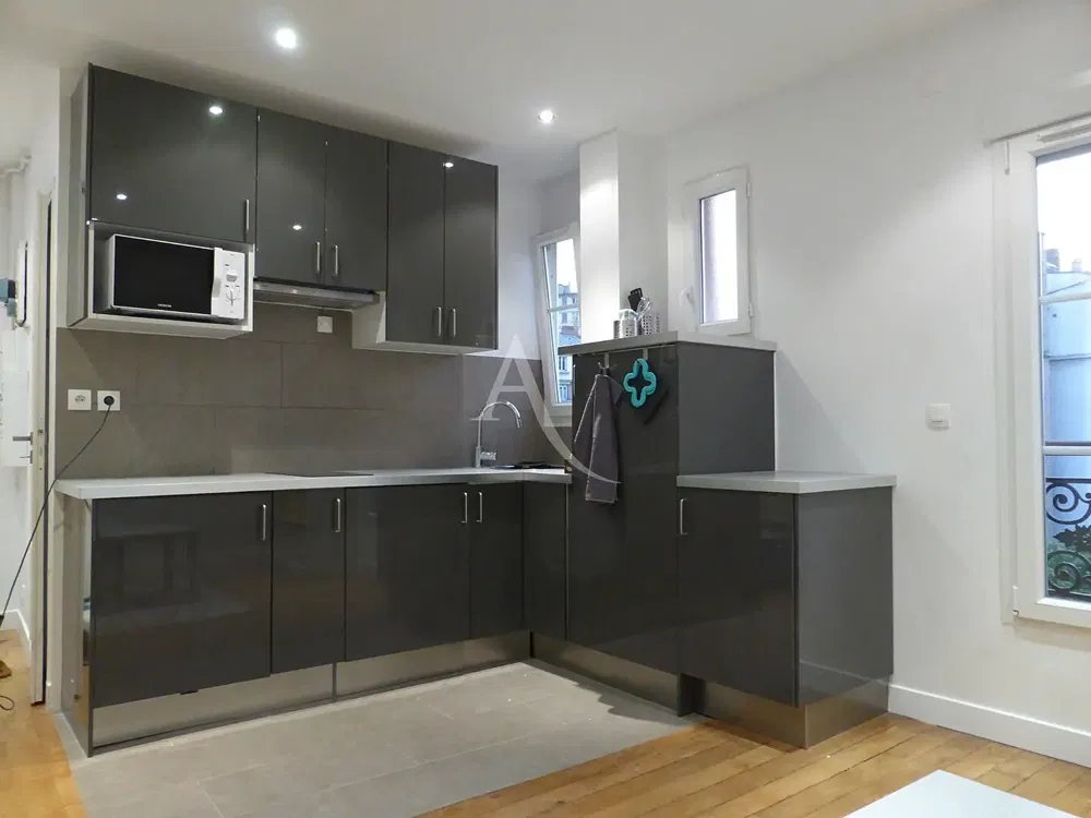 Living room; wood floor, natural light, modern style, high ceiling