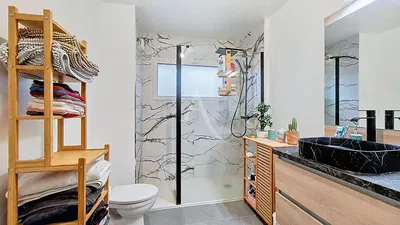 Living room; wood floor, natural light, modern style, high ceiling