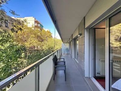 Дневна соба; дрвени под, природно светло, модерни стил, високи плафони