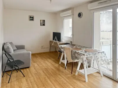 Soggiorno; pavimento in legno, luce naturale, stile moderno, soffitti alti