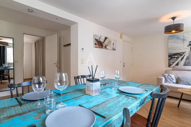 Living room; wood floor, natural light, modern style, high ceiling