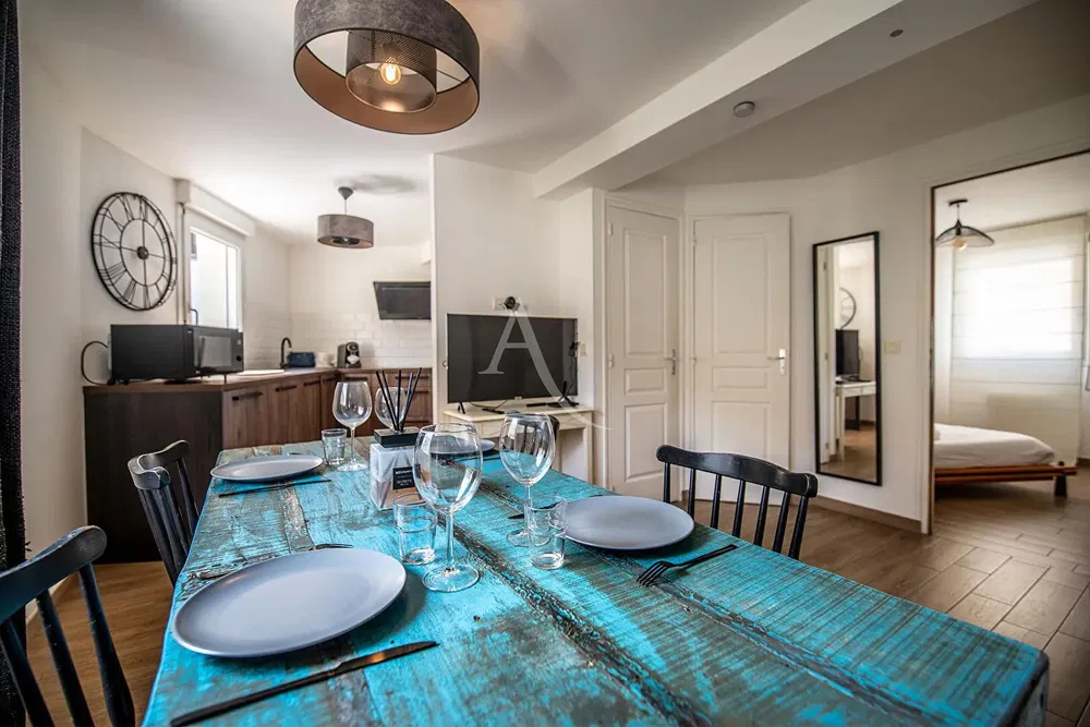 Kuhinja; kuhinjski aparati, drveni pod, prirodno svjetlo, moderni stil, renoviran