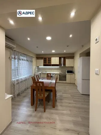 Wohnzimmer; holzboden, tageslicht, moderner stil, hohe decken